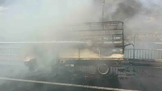 Seyir halindeki kamyonet alev aldı: Ensesinde sıcaklık hissedince, 3 kişinin hayatı kurtuldu