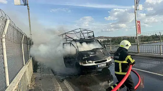 Seyir halindeki kamyonet alev aldı: Ensesinde sıcaklık hissedince, 3 kişinin hayatı kurtuldu