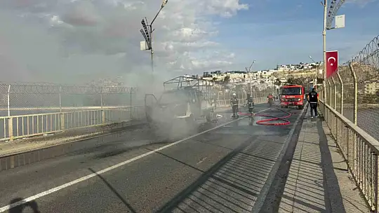 Seyir halindeki kamyonet alev aldı: Ensesinde sıcaklık hissedince, 3 kişinin hayatı kurtuldu