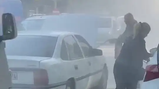Seyir halindeki otomobil alev aldı