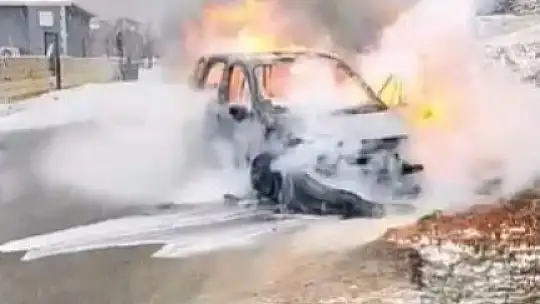 Seyir halindeki otomobil alev alev yandı
