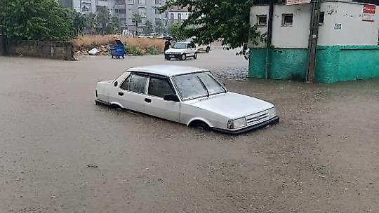 Şiddetli yağış Osmaniye'yi vurdu, araçlar ve iş yerleri sular altında kaldı