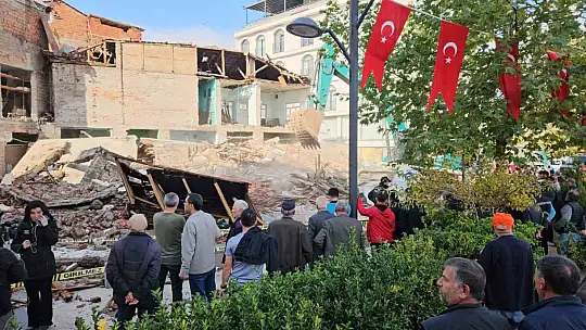 Sındırgı'da yıkılan binaların enkazı kaldırılıyor