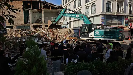 Sındırgı'da yıkılan binaların enkazı kaldırılıyor