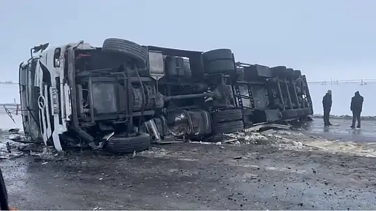 Siverek-Şanlıurfa kara yolunda tır devrildi: Ulaşım tek şeritten sağlanıyor
