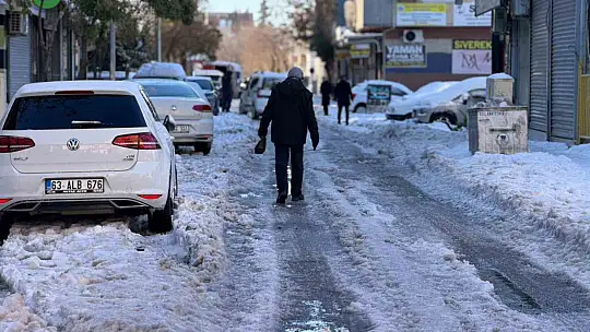 Siverek'te buz ve kar hayatı durdurdu