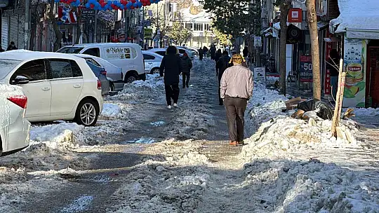 Siverek'te buz ve kar hayatı durdurdu