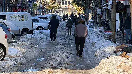 Siverek'te buz ve kar hayatı durdurdu