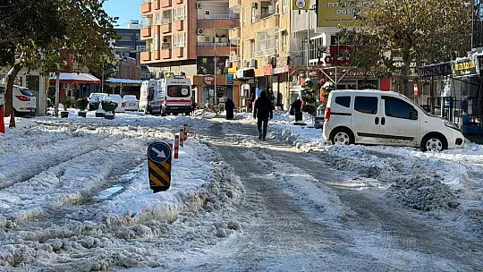 Siverek'te buz ve kar hayatı durdurdu