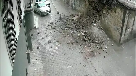 Siverek'te duvar çöktü: 2 çocuk saniyelerle kurtuldu