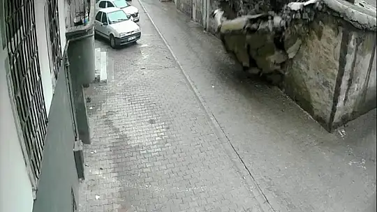 Siverek'te duvar çöktü: 2 çocuk saniyelerle kurtuldu