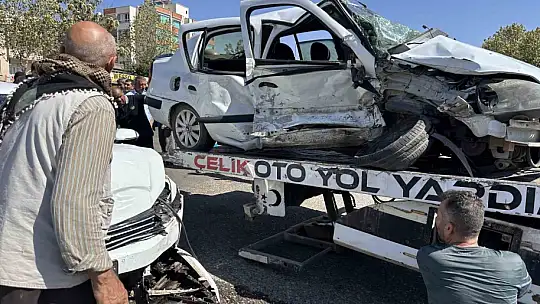 Siverek'te iki otomobil kafa kafaya çarpıştı