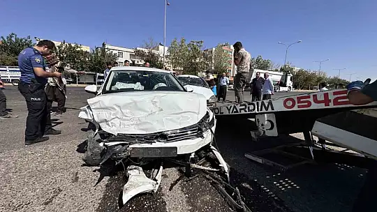 Siverek'te iki otomobil kafa kafaya çarpıştı