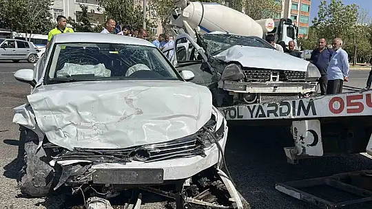 Siverek'te iki otomobil kafa kafaya çarpıştı