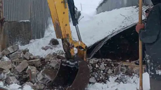 Siverek'te kar felaketi: Ahırlar ve sanayi sitelerinde çatılar çöktü