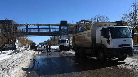 Siverek'te kar kütleleri kamyonlarla şehir dışına taşınıyor