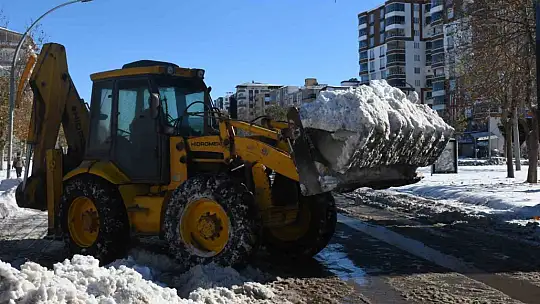 Siverek'te kar kütleleri kamyonlarla şehir dışına taşınıyor