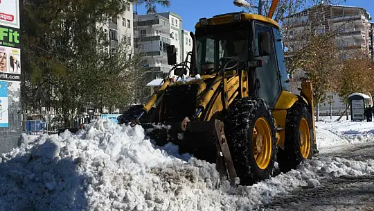 Siverek'te kar kütleleri kamyonlarla şehir dışına taşınıyor