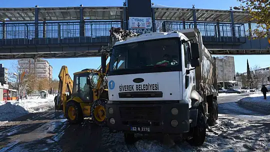 Siverek'te kar kütleleri kamyonlarla şehir dışına taşınıyor