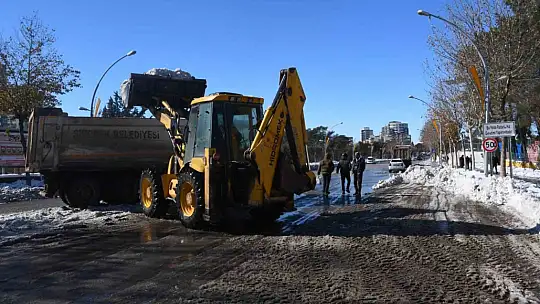 Siverek'te kar kütleleri kamyonlarla şehir dışına taşınıyor