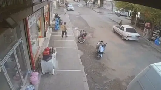 Siverek'te otomobilin çarptığı çocuk, ayağa kalkarak kaçtı