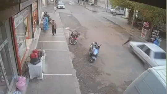 Siverek'te otomobilin çarptığı çocuk, ayağa kalkarak kaçtı