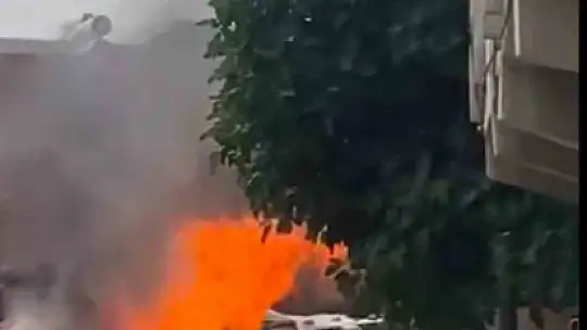 Siverek'te park halindeki otomobil alev aldı