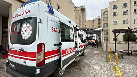 Siverek'te yolun karşısına geçerken otomobilin çarptığı 2 kişi yaralandı