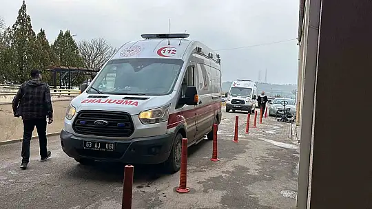 Siverek'te yolun karşısına geçerken otomobilin çarptığı 2 kişi yaralandı