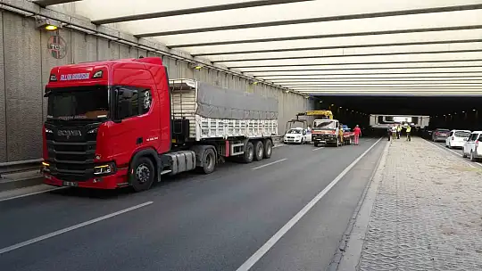 Sivil ekip aracı ile askeri araç çarpıştı, trafik kilitlendi