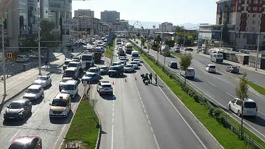 Sivil ekip aracı ile askeri araç çarpıştı, trafik kilitlendi