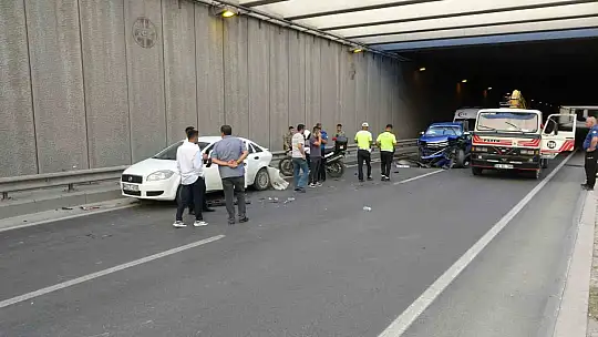 Sivil ekip aracı ile askeri araç çarpıştı, trafik kilitlendi