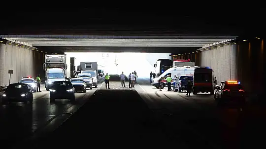 Sivil ekip aracı ile askeri araç çarpıştı, trafik kilitlendi