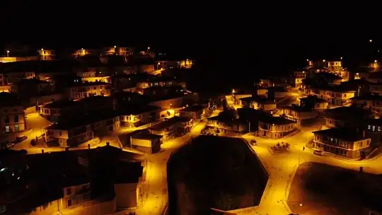 Sivrice depremi sonrası yeniden inşa edilen Doğanyol'un gece görüntüsü hayran bıraktı