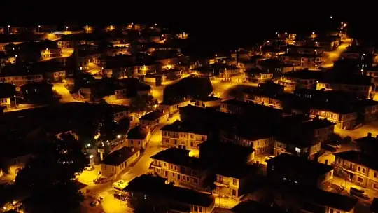 Sivrice depremi sonrası yeniden inşa edilen Doğanyol'un gece görüntüsü hayran bıraktı