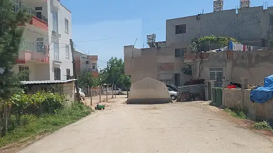 Sokak ortasına kurulan çadır ulaşıma engel oluyor