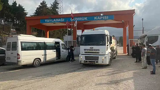 Suriye'de 11 gün süren alevleri kontrol altına alan ekipler konvoyla sirenler eşliğinde Hatay'a döndüler