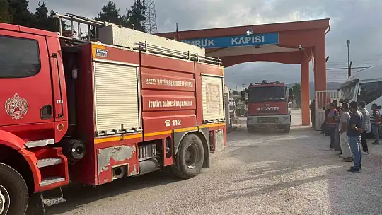Suriye'de 11 gün süren alevleri kontrol altına alan ekipler konvoyla sirenler eşliğinde Hatay'a döndüler