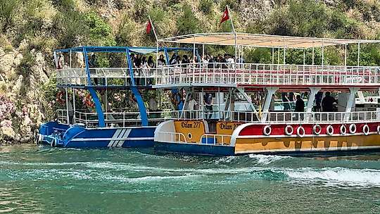 Sürüklenen teknedeki turistleri jandarma tahliye etti