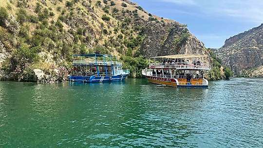 Sürüklenen teknedeki turistleri jandarma tahliye etti