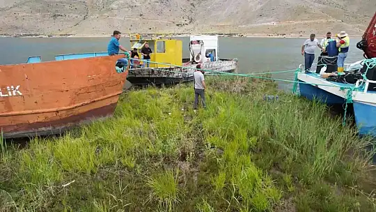 Tabiat varlığı yüzen adalar baraj ortasına sabitleniyor