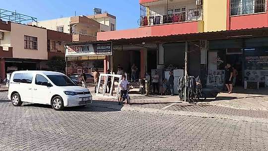 Taburede otururken silahlı saldırıya uğradı: O anlar kamerada