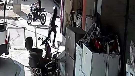 Taburede otururken silahlı saldırıya uğradı: O anlar kamerada