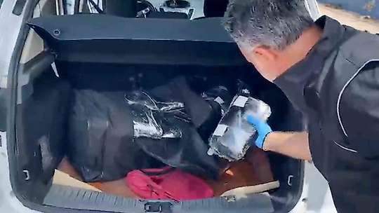 Takibe alınan araçta 24 kiloya yakın esrar ele geçirildi
