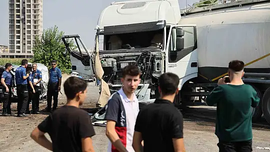 Tanker karşı şeride geçip otomobile çarptı, kamyon yan devrildi: 2 yaralı