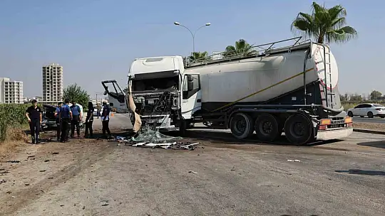 Tanker karşı şeride geçip otomobile çarptı, kamyon yan devrildi: 2 yaralı