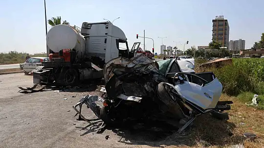 Tanker karşı şeride geçip otomobile çarptı, kamyon yan devrildi: 2 yaralı