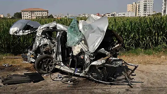 Tanker karşı şeride geçip otomobile çarptı, kamyon yan devrildi: 2 yaralı