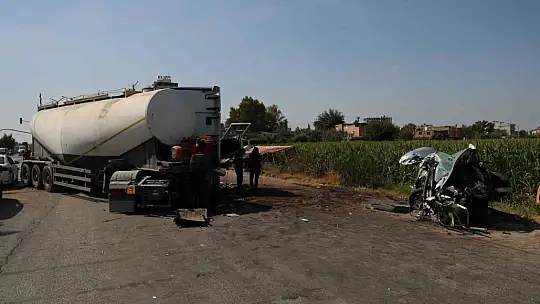 Tanker karşı şeride geçip otomobile çarptı, kamyon yan devrildi: 2 yaralı