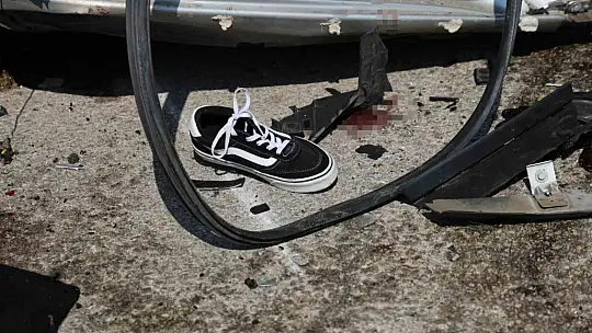 Tanker karşı şeride geçip otomobile çarptı, kamyon yan devrildi: 2 yaralı